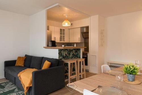 un salon avec un canapé et une table dans l'établissement Place Toscane Disneyland, à Serris