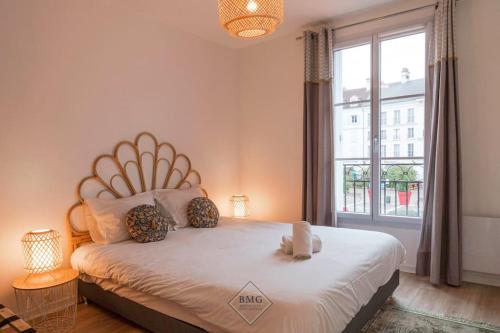 une chambre avec un grand lit avec une grande fenêtre dans l'établissement Place Toscane Disneyland, à Serris