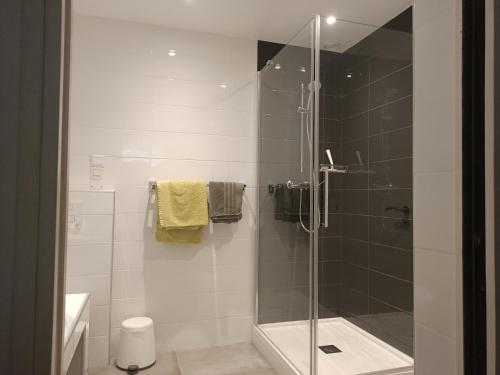 baño con ducha y puerta de cristal en Villa Esterel Plage, en Saint-Raphaël