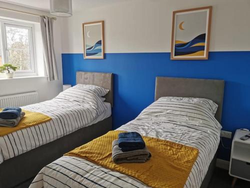 Una cama o camas en una habitación de Modern Roomy 3 BR Home Pershore