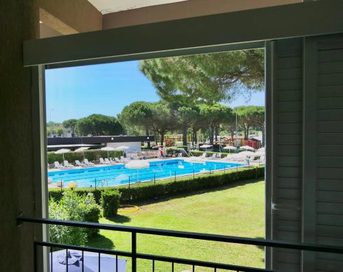 una ventana con vistas a la piscina en ISA-Residence with swimming-pool in Marina d Bibbona at only 300 m from the beach, en Marina di Bibbona