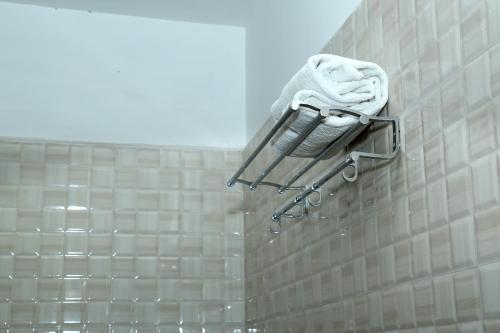 ein Handtuch auf einem Handtuchhalter in der Dusche in der Unterkunft Le Royal in Chennai
