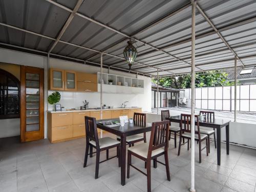 cocina y comedor con mesa y sillas en Cove Arimbi en Yakarta