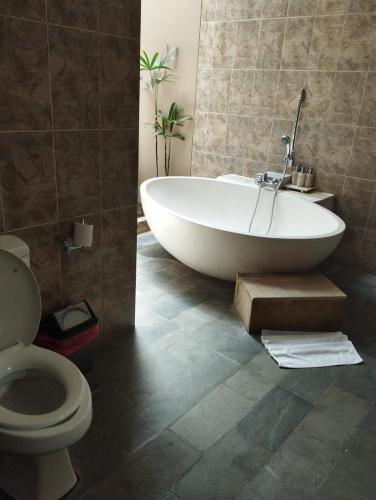 Un baño de Kartika Dahayu Private Pool Villas