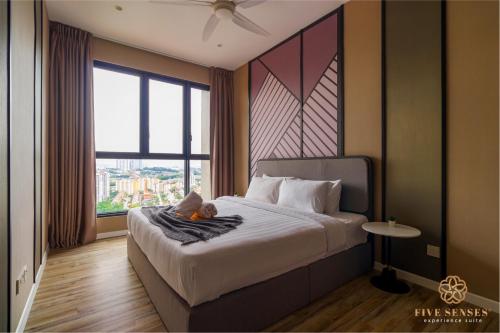 um quarto com uma cama e uma janela grande em Millerz Square Bangsar KL, Five Senses em Kuala Lumpur