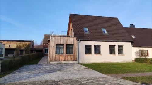 dom z drewnianymi drzwiami na boku w obiekcie Kahnschifferhaus Mönkebude w mieście Mönkebude