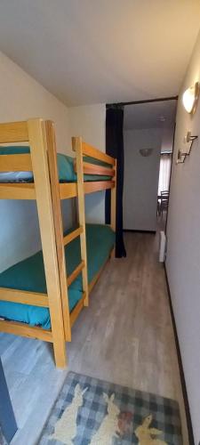 Cette chambre comprend 2 lits superposés et un couloir. dans l'établissement EUGENIE DE LUZ, T2 4 personnes, belle vue, avec parking, à Luz-Saint-Sauveur