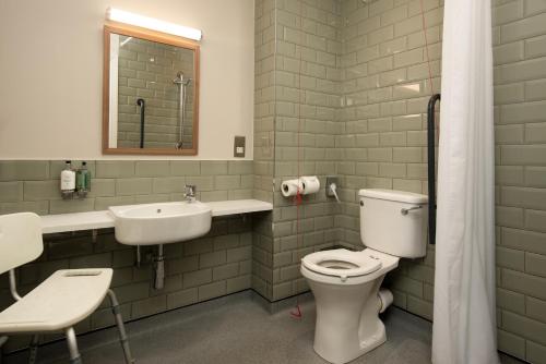 BealにあるThe Lindisfarne Inn - The Inn Collection Groupのバスルーム(トイレ、洗面台、鏡付)
