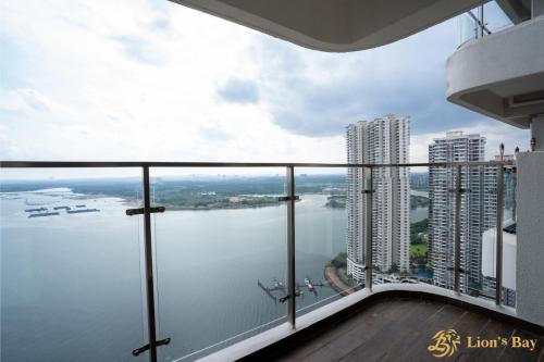 uma vista para a água a partir da varanda de um edifício em Sea View Country Garden Danga Bay by LionsBay em Johor Bahru