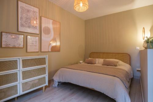 - une chambre avec un lit et une commode blanche dans l'établissement La Rousserolle de Sarlat, à Sarlat-la-Canéda