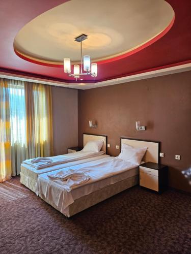 1 dormitorio con 1 cama grande en una habitación en Къща за гости Виктория en Dobrinishte