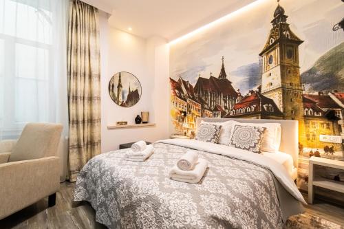 - une chambre dotée d'un lit king-size et d'une peinture murale dans l'établissement OKBrasov - Apartment & Studio in the heart of Old Town, moments away from the Black Church, à Braşov