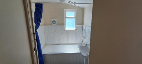 布菲尔斯巴埃Sailaway Beach House的带浴缸、马桶和水槽的浴室