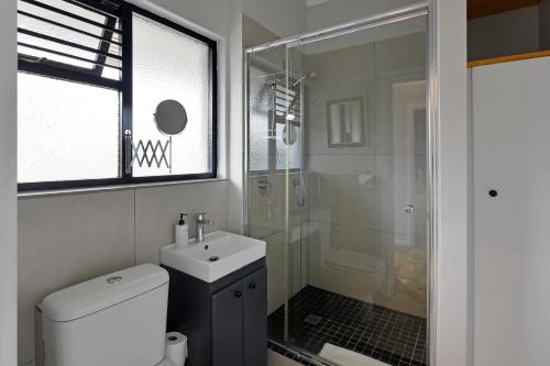 Koupelna v ubytování Charming 2-Bedroom Central Green Point Stadium