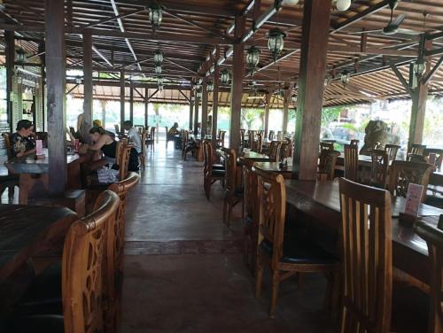 Un restaurante u otro lugar para comer en Kartika Dahayu Private Pool Villas