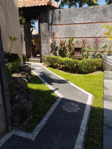 Un jardín fuera de Kartika Dahayu Private Pool Villas