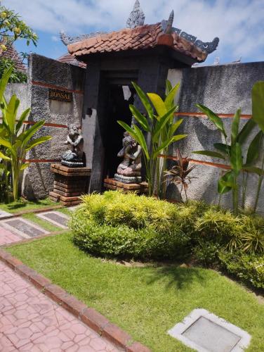Un jardín fuera de Kartika Dahayu Private Pool Villas