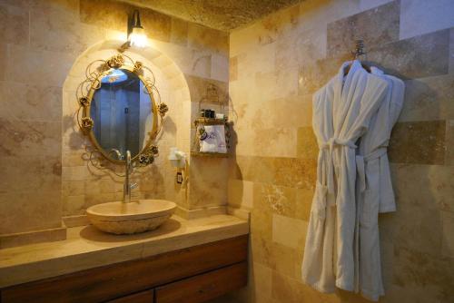 Un baño de Holiday Cave Hotel