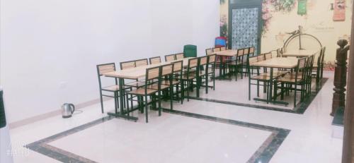 um grupo de mesas e cadeiras numa sala em Hưng Nguyễn Hotel em Ha Long