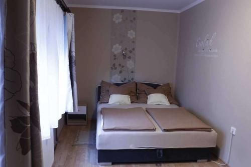 Postel nebo postele na pokoji v ubytování Hócza Apartman