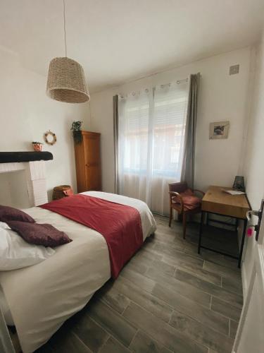 a bedroom with a bed and a table and a desk at Maison cosy avec 3 chambres et 3 salles de bains in Amiens