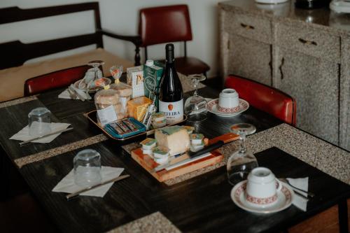プライア・ダ・ヴィトーリアにあるCasa Sousa Ribeiroのワイン1本とグラスをテーブルに用意しています。