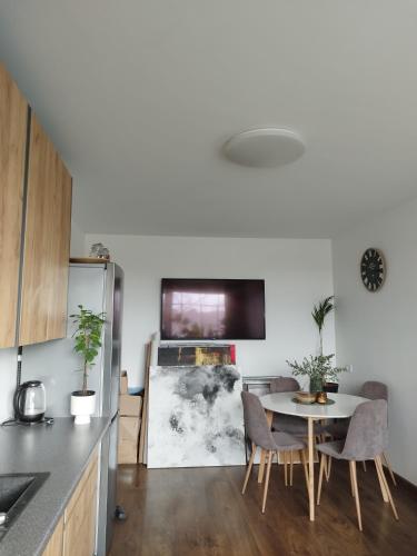 een keuken met een tafel en stoelen in een kamer bij Flat in Mazeikiai centre in Mažeikiai