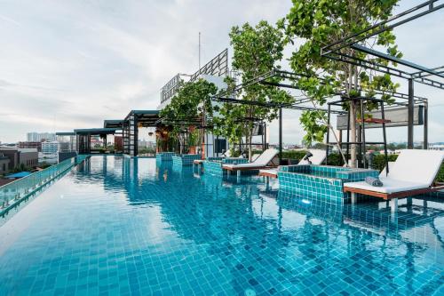 芭達雅中心的住宿－T Pattaya Hotel by PCL，一座大楼顶部的游泳池
