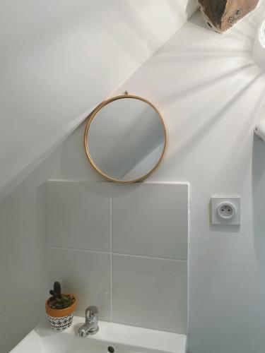 une salle de bain avec un miroir et un lavabo dans l'établissement Maison cosy avec 3 chambres et 3 salles de bains, à Amiens