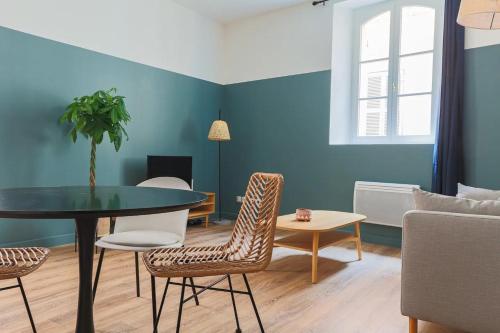 un salon avec une table et des chaises dans l'établissement Baussenque - Bel appartement au coeur du Panier, à Marseille