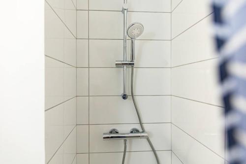 une douche avec pommeau de douche dans une salle de bain dans l'établissement Baussenque - Bel appartement au coeur du Panier, à Marseille