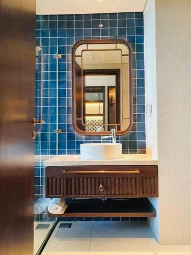 a bathroom with a sink and a mirror at Mandala Cham Bay Mũi Né view biển in Ấp Thiẹn Ái