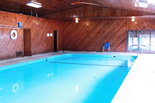 a large swimming pool with a wooden wall at Chief Motel in Custer