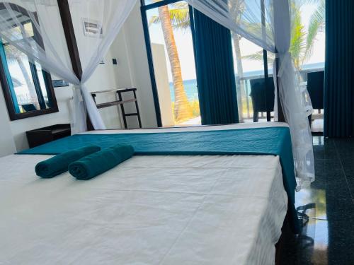 Un dormitorio con una cama con almohadas azules. en Perfect view mirissa en Mirissa