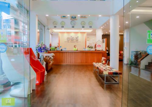 Ο χώρος του λόμπι ή της ρεσεψιόν στο CBD Hotel Suratthani