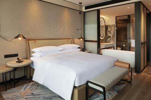 Postel nebo postele na pokoji v ubytování Sheraton Taizhou