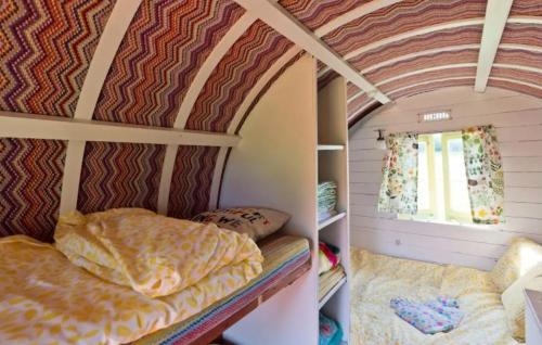 Pokój z łóżkiem piętrowym i pokój z oknem w obiekcie Clissmann Horse Caravans Glamping w mieście Rathdrum
