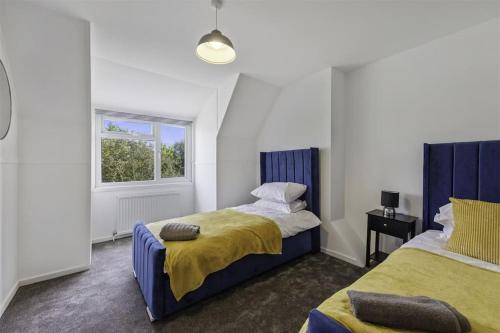 een slaapkamer met 2 bedden en een raam bij Beautiful 3 bedroom Home in Cambridgeshire in Easton on the Hill