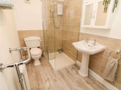 een badkamer met een toilet, een wastafel en een douche bij 2 Morton Cottages in Preston