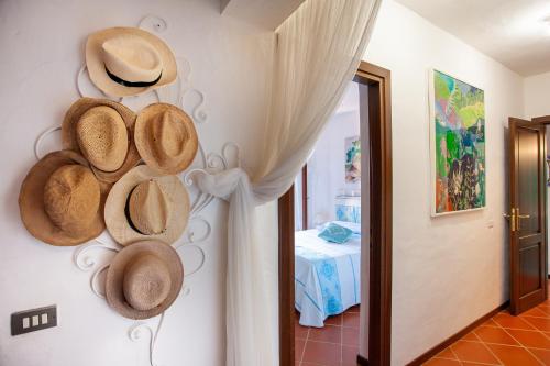 a room with hats hanging on the wall at Villa Briziola in San Teodoro