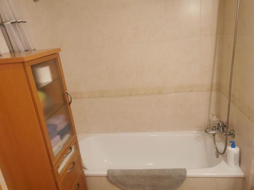 y baño con bañera blanca y lavamanos. en Apartamento Relualhu, en Lloret de Mar