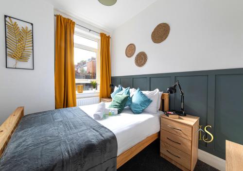- une chambre avec un grand lit et une fenêtre dans l'établissement Luke Stays - Belle Grove West, à Town Moor