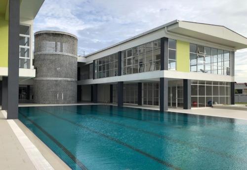 um edifício com uma piscina em frente em Balcony Forest Lake Mountain em Kampar