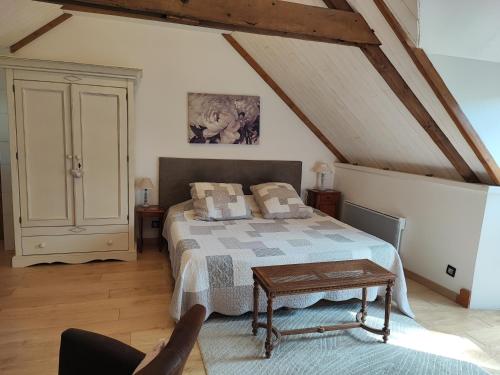 PloemelにあるLes Hortensias de Kerbarchのベッドルーム(ベッド付)1室(屋根裏部屋)