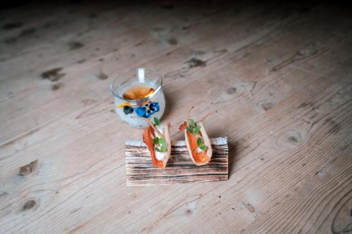 two sushi and a glass of tea on a wooden table at Hotel Vitalquelle Montafon in Schruns-Tschagguns