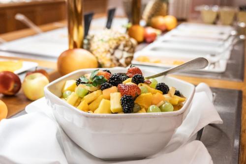 a bowl of fruit sitting on top of a table at Hotel Vitalquelle Montafon in Schruns-Tschagguns