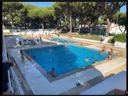 un gruppo di persone in piscina di Casa Calma ad Albufeira