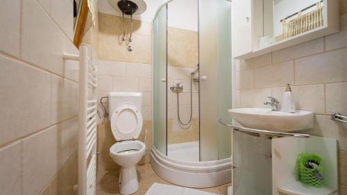 ein Badezimmer mit Toilette und Waschbecken in der Unterkunft Guest house Donna in Vrata