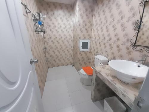 a bathroom with a sink and a toilet at ณ บ้านแม่ รีสอร์ท in Ban Rai