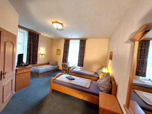 a room with a living room with a couch and a room at 3 Raben - Leoben - Zimmer für Geschäftsreisende, Urlauber, Monteure und Handwerker, Polski Pensjonat Austria in Leoben
